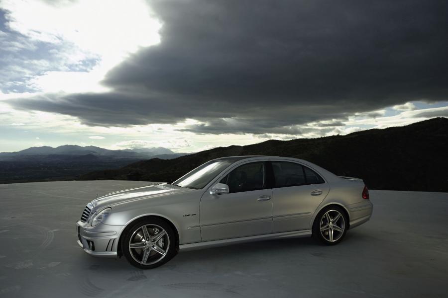  Mercedes-Benz E63 AMG 2007 года  (фото 17 из 25)